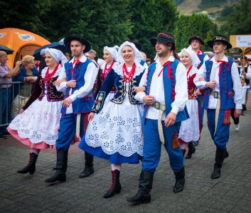 Barwny korowód z okazji TKB przeszedł przez Wisłę